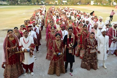  インド西部で集団結婚式 、300組が参加