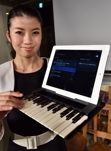 音楽鍵盤に変身するiPadケース「C.２４」