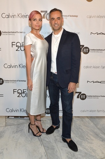 ニコール・リッチー主催のファッションショー開催