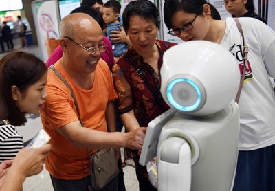 「オダイジニ」 病院案内ロボット「かわいいお医者さん」デビュー 福建省