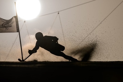 【今日の1枚】雪煙舞い上げて、北京パラ・アルペンスキー