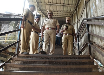 インド・ムンバイの鉄道駅で通勤客が殺到、22人死亡