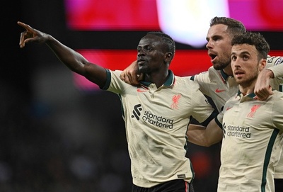 リバプールがビラに逆転勝ち、4冠の可能性つなぐ