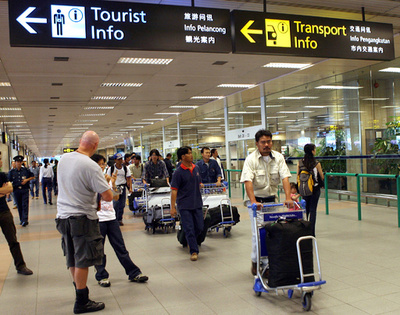 手荷物286個の札取り換え、空港係員を迷惑行為で訴追 シンガポール