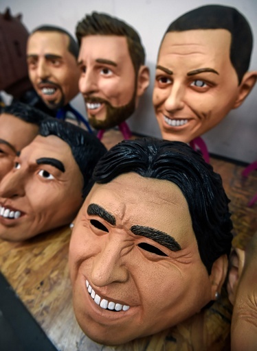 人気選手の顔でW杯観戦！メキシコで大量生産されるゴムマスク