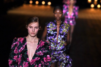 パワーショルダーに花柄スパンコール、「サンローラン」18/19年秋冬