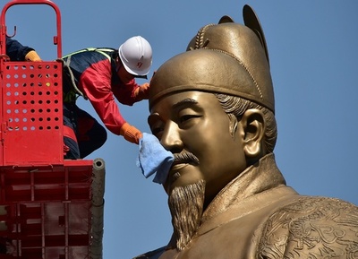 ソウルで春の清掃イベント、銅像もピカピカに