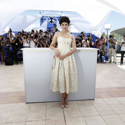 オドレイ・トトゥ、デイジー柄のサマードレスでカンヌ映画祭会場入り