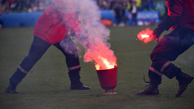 Uefa ファンが発煙筒を投げ入れたクロアチアに罰金10万円 写真1枚 国際ニュース Afpbb News