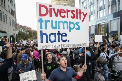 NY市民、トランプ氏の出身地区からタワーまで歩いて抗議