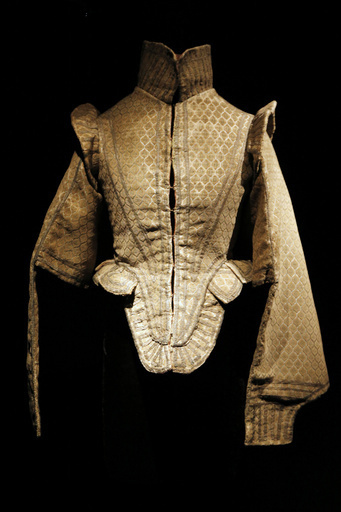 下着の世界追求した展覧会「下着の力学展」、パリ装飾美術館で11月24日まで