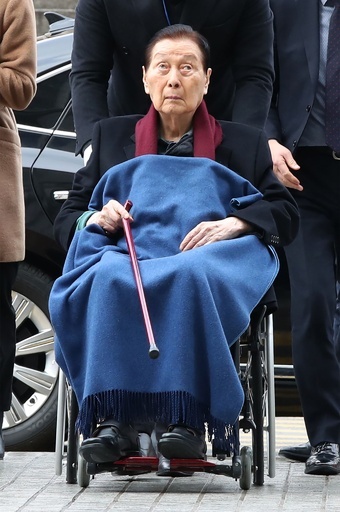 韓国ロッテ創業者に懲役4年の実刑判決 後継者の息子は執行猶予