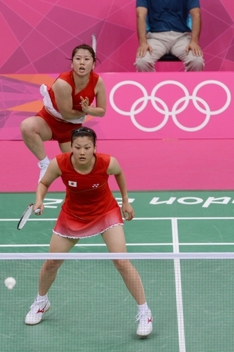 藤井/垣岩組が白星発進、バドミントン女子ダブルス