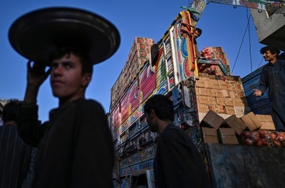 タリバン、公務員への給与支払い開始 アフガン