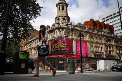 英演劇業界、コロナ禍で解雇・破綻危機 損失800億円超の試算