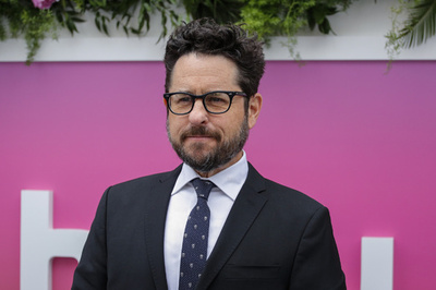 『スター・ウォーズ エピソード9』監督にJ・J・エイブラムス氏、公開7か月延期