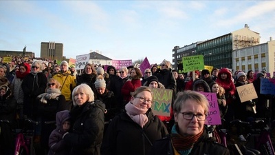 女性が一斉に職場離脱、男性と同額の賃金求めデモ アイスランド