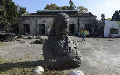 彫像を美しくよみがえらせる工房、アルゼンチン