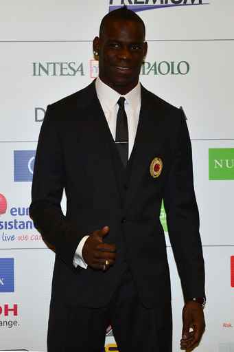 バロテッリがACミラン入団会見、「長くここにいたい」