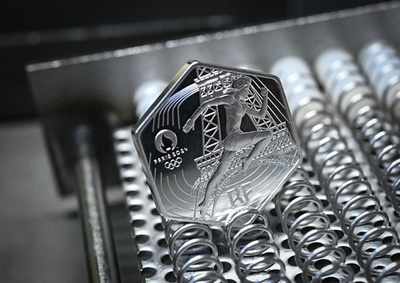 パリ五輪の記念硬貨を披露