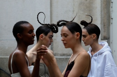 【今日の1枚】ちょんまげを現代風にアレンジ？ 仏パリ