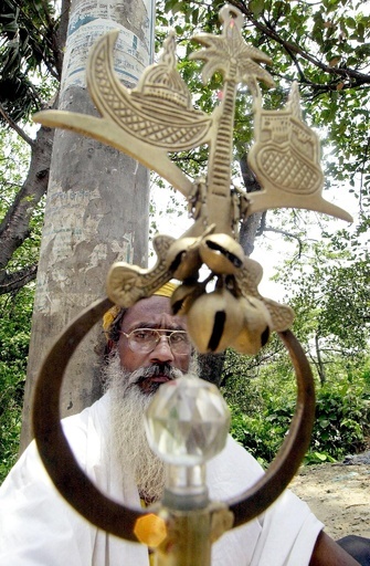 娘が男に…偽物のペニスで奇跡演出 バングラの一家を詐欺で逮捕