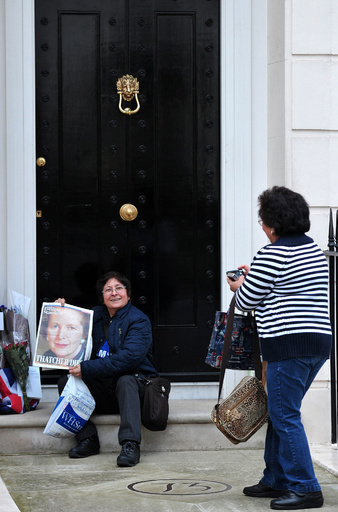 割れるサッチャー氏の評価、世界の女性指導者たちの反応は