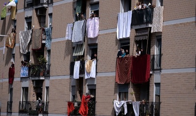 フランシスコ法王の訪問をテーブルクロスで歓迎