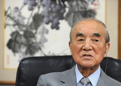 中曽根元首相インタビュー、「日本政治は未熟」