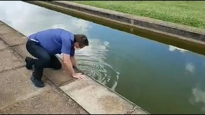 動画：水路で手を洗い…支持者らにケーキ提供 ブラジル大統領