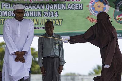 未成年少女と婚外交渉、男2人にむち打ち100回の刑 インドネシア