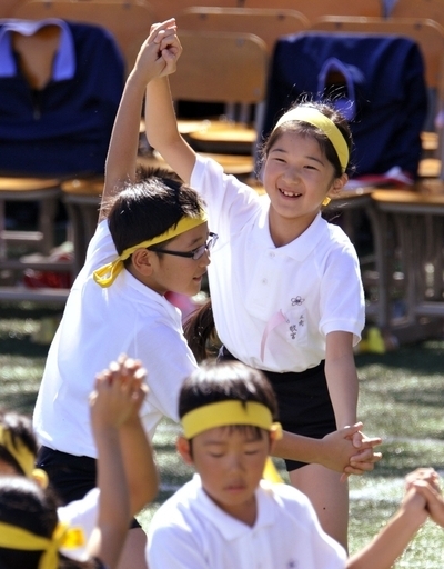 愛子さま、笑顔でフォークダンス 皇太子ご夫妻も声援