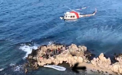 移民51人の乗ったゴムボートが浸水、エーゲ海の岩礁から救助 トルコ