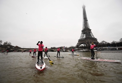 パリ・セーヌ川でスタンドアップパドルのレース