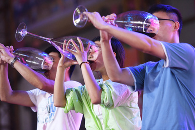 「泥酔」から「ほろ酔い」へ 中国の若者が白酒離れ、低アルコール飲料が人気