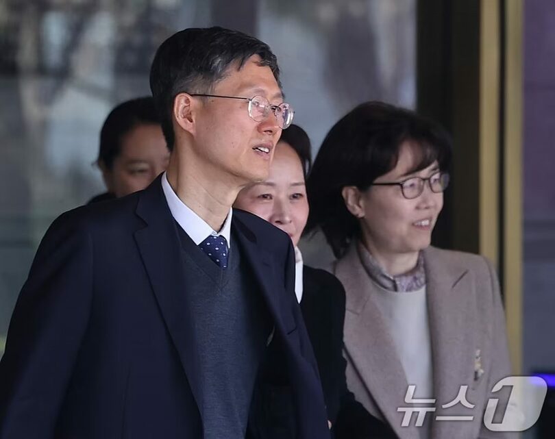 2025年1月7日、憲法裁判所を出るムン・ヒョンベ氏(左)とイ・ミソン氏(右端)(c)news1