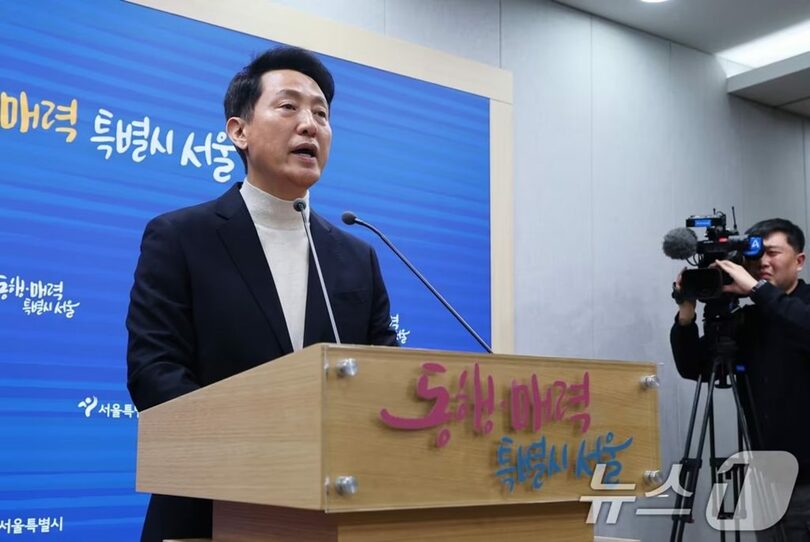 ソウル市庁で記者会見するオ・セフン（呉世勲）ソウル市長(c)news1