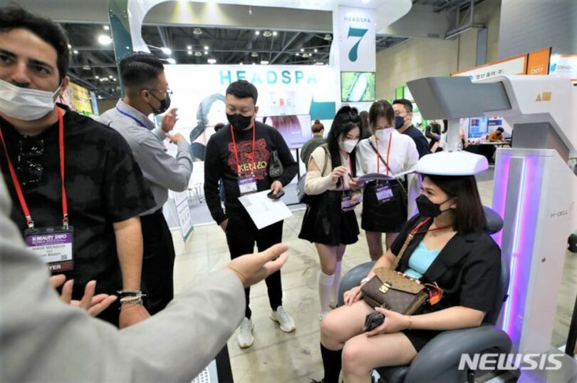 昨年10月、韓国京畿道で脱毛治療機器メーカーの説明を受ける海外バイヤーら(c)NEWSIS
