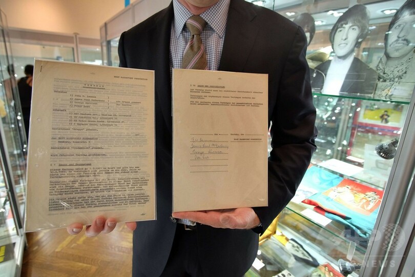ビートルズ初のレコーディング契約書、約900万円で落札