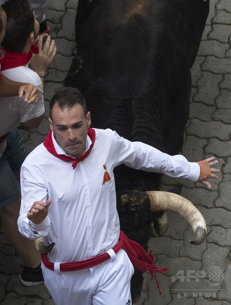 牛追い 4日目 男性2人が牛に突かれて重体 スペイン 写真14枚 国際ニュース Afpbb News