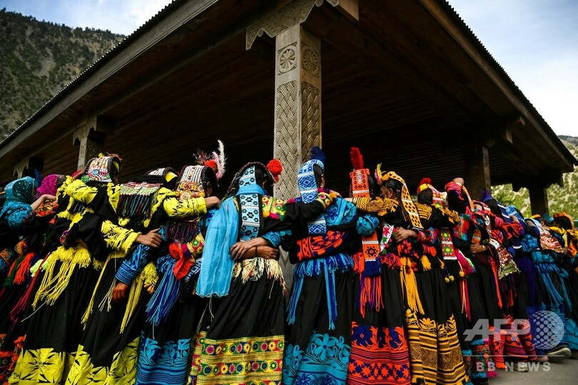 「動物園みたいに…」パキスタンの少数民族カラシュ、押し寄せる観光客との闘い