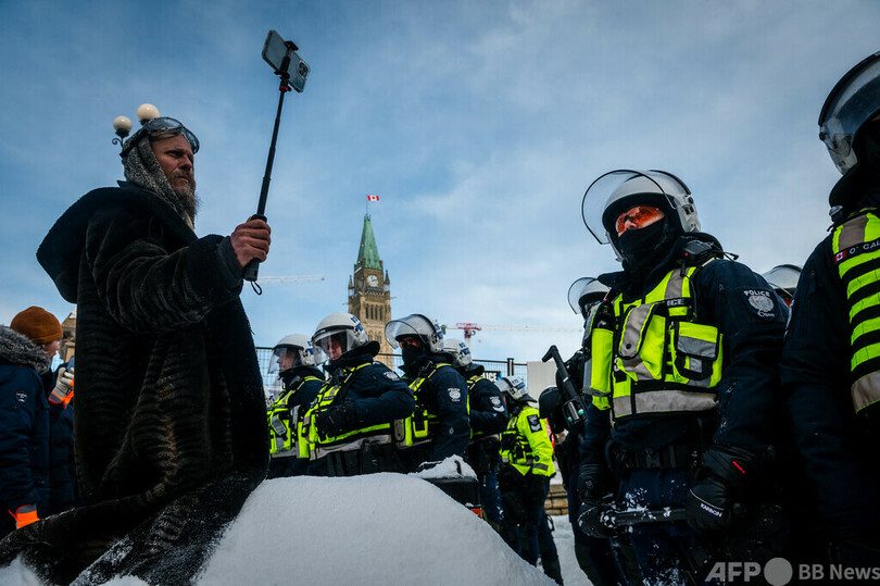 カナダ議事堂前 警察がトラックデモ隊を排除