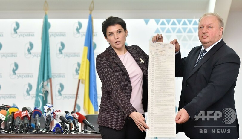 ウクライナ大統領選、コメディアンが現職破り首位 決選投票へ 