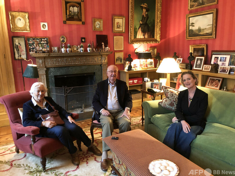 ベルギー前国王、「隠し子」デルフィーヌ王女と初対面