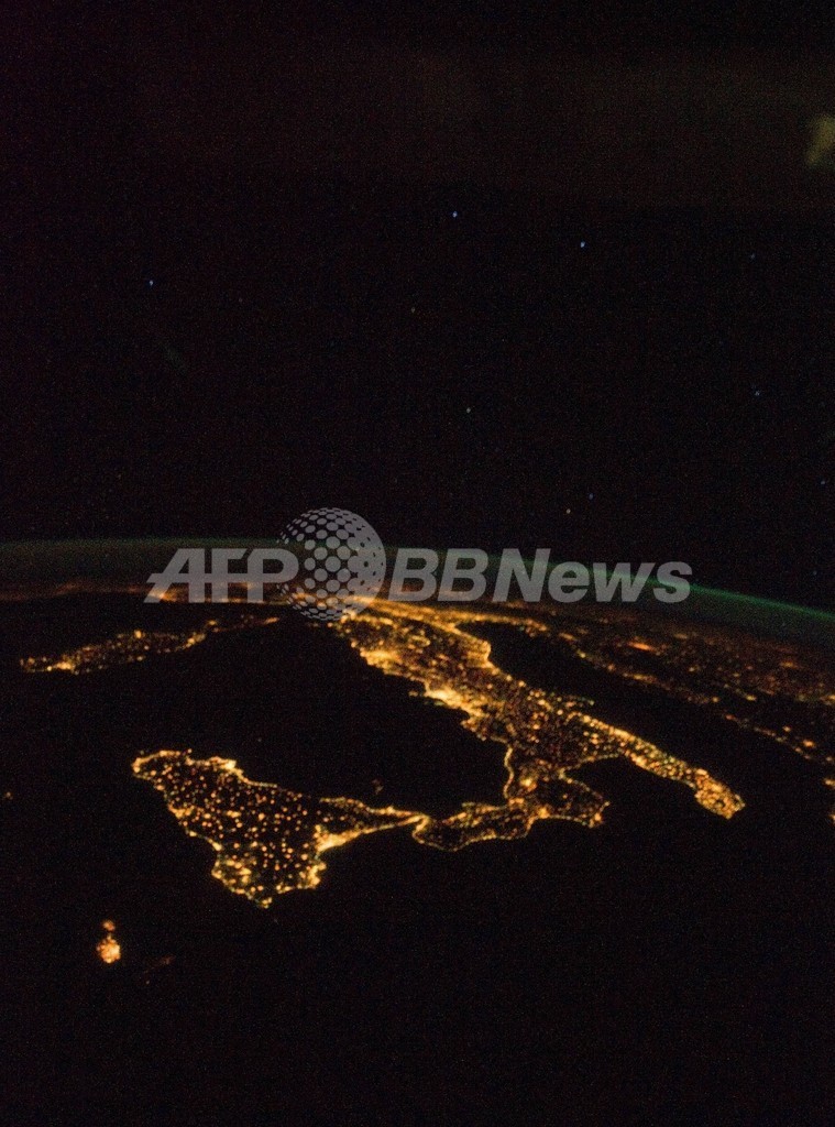 「長靴」くっきり、宇宙から見たイタリア半島の夜景
