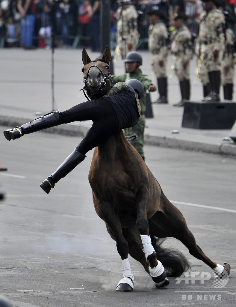 【今日の1枚】馬上で組体操! メキシコ軍のパレード