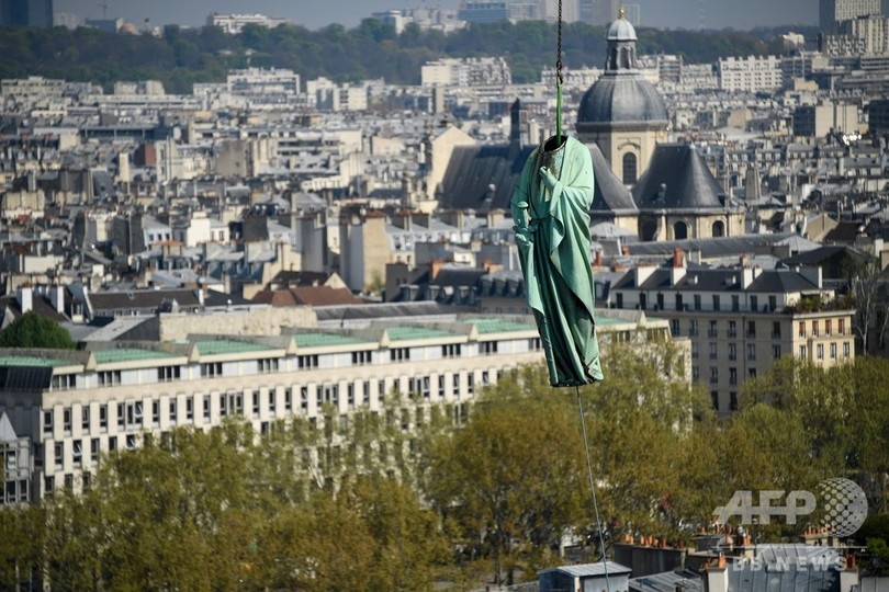 空飛ぶ伝道師 ノートルダム大聖堂などで修復作業 仏パリ 写真29枚 国際ニュース Afpbb News