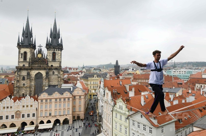 チェコ旧市街を綱渡り 糖尿病患者の支援キャンペーン 写真8枚 国際ニュース Afpbb News