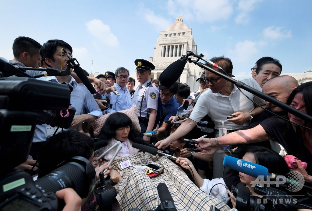 重度障害者の2議員、国会に初登院 裏口から入り直して議場へ