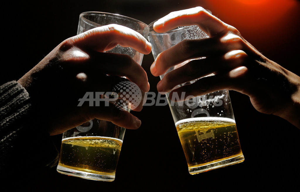10代の子どもには自宅で飲酒させるべき、英研究 10代の子どもには自宅で飲酒させるべき、英研究
